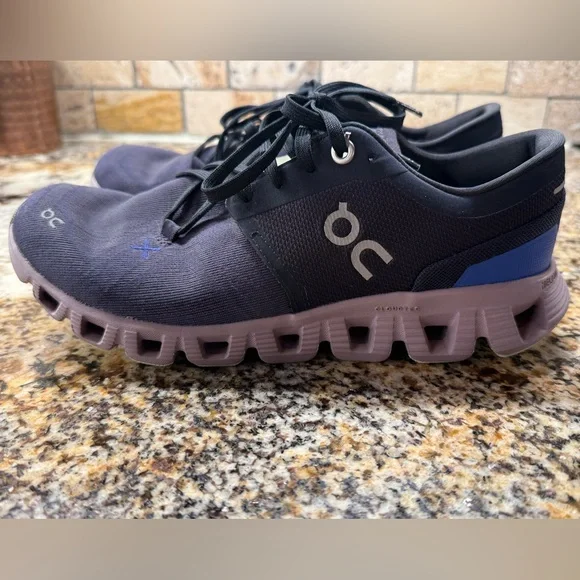 On Cloud Running Women’s Size 6 - Picture 2 of 6